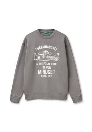 Sudadera gris hecha de una mezcla de algodón, con texto impreso en blanco y gráficos sobre sostenibilidad. Cuello y puños acanalados.