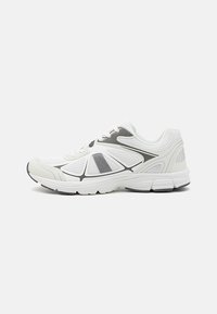 Training shoe - white