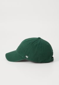 Căciulă din bumbac verde cu un vizor curbat, curea ajustabilă și logo brodat alb pe partea stângă din față. Textură netedă, design casual.