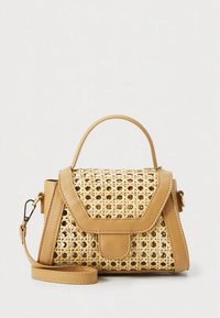 Τσαντάκι σε καφέ απόχρωση με πλεκτή επιφάνεια από άχυρο, σχεδίαση με δομή, επάνω λαβή, αφαιρούμενο λουράκι ώμου, μαγνητικό κλείσιμο και υφή επιφάνειας.