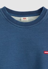 Blauwe katoenen T-shirt met een klassieke ronde hals en korte mouwen; beschikt over een klein rood Levi's logo label op de borst.