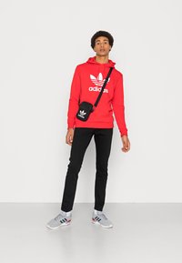 adidas Originals TREFOIL - Džemperis su gobtuvu - red