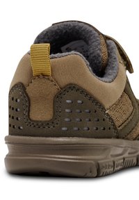 Bruna och beige sneakers med en texturerad ovandel, meshpaneler och vadderad krage. Har en gul dragflik och perforerade detaljer på sidorna.