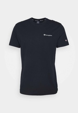 Marineblaues T-Shirt mit kurzen Ärmeln, weißem Champion-Logo auf der linken Brust und kleinem, besticktem Champion-„C“ am linken Ärmel.