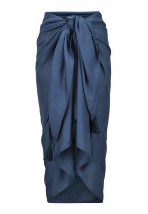 Donkerblauwe wikkelrok met knoop aan de voorkant en kwastjes, met gelaagde stof die aan de voorkant valt.