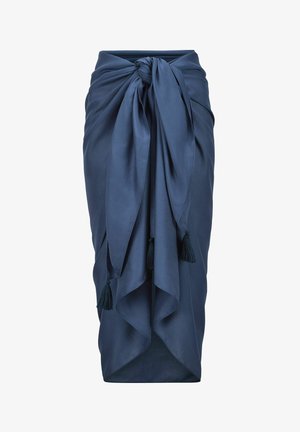 Donkerblauwe wikkelrok met knoop aan de voorkant en kwastjes, met gelaagde stof die aan de voorkant valt.