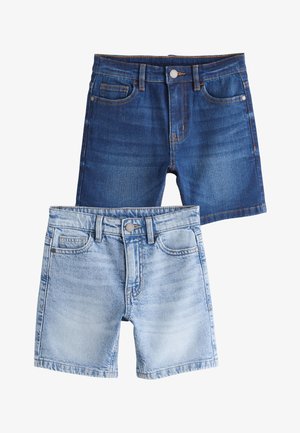 To par denimshorts, én mørkeblå og én lyseblå, begge med forreste knapper, bæltestropper og lommer.