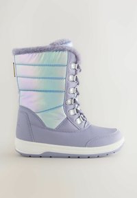 Heled lilla talvesaapa, millel on iridescentne sääreosa, pehme karvane äär, raskusnööridega disain ja valge kummitald haardeks.