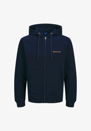 Marineblå zip-up hoodie lavet af blød stof, med en frontlomme, snoretræk i hætten og broderet logo detalje i guld.