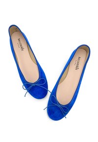 Bailarinas de ante azul con punta redondeada, detalle de lazo a juego y una suela delgada y flexible. El interior cuenta con un forro beige.