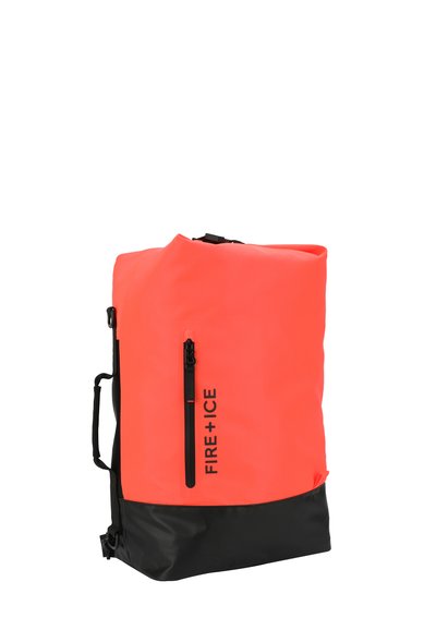 Orange wasserdichter Rucksack mit schwarzem Boden, der eine vordere Reißverschlusstasche und verstellbare Träger bietet. Strapazierfähiger Stoff mit glatter Textur.