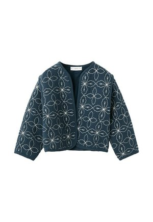 Chaqueta acolchada azul marino con bordado floral blanco, manga larga y abertura frontal, exhibida sobre un fondo blanco.