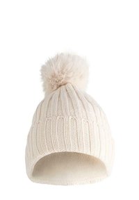 Căciulă tricotată de culoare crem deschis, cu textură ribbed verticală, pom-pom din blană în vârf și captuseală moale din fleece în interior pentru confort termic.