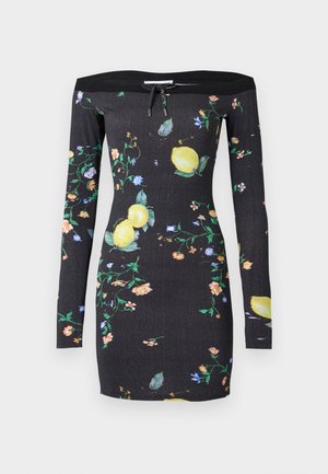 Rochie mini lungă cu mâneci lungi și umeri goi, de culoare neagră, cu imprimeu cu lămâi galbene și flori multicolore, detaliu cu șnur la decolteu.