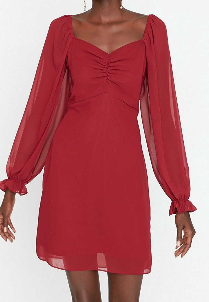Rotes Chiffonkleid mit quadratischem Ausschnitt, gerafftem Vorderteil und langen Puffärmeln. Verfügt über geraffte Manschetten und eine fließende Silhouette.