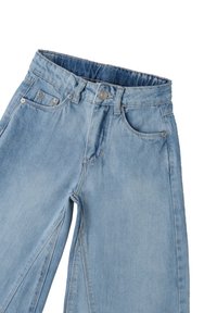 Jeans de mezclilla azul claro con cinturilla, bolsillos frontales y herrajes plateados. Presentan un ajuste relajado y una textura suave.