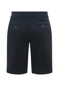 Shorts noirs jusqu'au genou avec passants pour ceinture, deux poches arrière à boutons et une petite poche supplémentaire sur le côté droit.