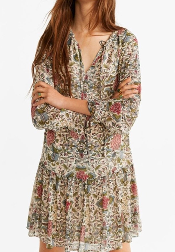 Blumenmuster-Kleid aus leichtem, transparentem Stoff mit V-Ausschnitt, langen Ärmeln und einem gestuften, gerafften Saum in gedämpften Farben.