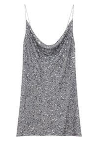 Vestido deslizante plateado brillante con finas tirantes ajustables, escote caído, cubierto con una variedad de lentejuelas reflectantes, textura suave.