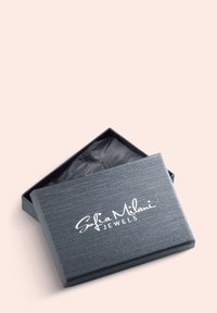 Boîte à bijoux texturée noire avec une fermeture magnétique, ornée de la marque blanche "Sofia Milani Jewels" sur le couvercle, doublée de papier de soie noir.