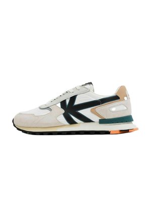 Baskets basses beige et blanches avec logo noir, détail vert au talon et accent orange sur la semelle, vues de côté.