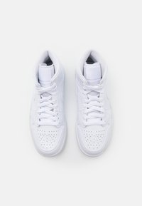 Witte leren high-top sneakers met mesh accenten, voorzien van een geperforeerde teenbox, vetersluiting en een gladde afwerking.