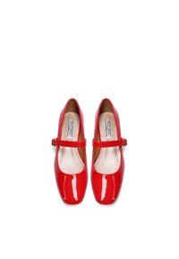 Scarpe Mary Jane in vernice rossa con punta quadrata, cinturino regolabile e fibbia metallica. Fodera interna liscia e finitura lucida.