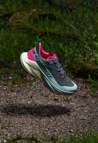 Ανδρικά αθλητικά παπούτσια τρεξίματος σε γκρι και ανοιχτό πράσινο με ροζ λεπτομέρειες, δικτυωτό επάνω μέρος, παχουλός λαιμός και ανθεκτική σόλα για πρόσφυση.