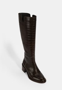 Bruine leren kniehoog laars met een krokodillenstructuur, vierkante neus en een lage blokhak. Beschikt over een uitsnede ontwerp aan de bovenkant.