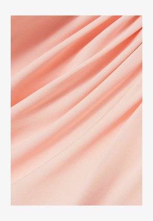 Vaaleanpunainen kangas, jossa on sileä pinta, hieman laskostuva ja kevyt kiilto. Pinnassa on pehmeä, siisti viimeistely.