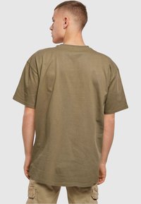 Merchcode DAY-NUMBER 1 HEAVY OVERSIZE - Printtipaita - olive