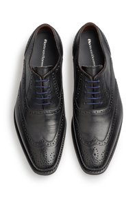 Scarpe in pelle nera con design brogue, dotate di punte affusolate, perforazioni decorative e lacci blu. Texture liscia, finitura lucida.