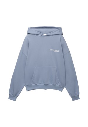 Hellblauer Pullover-Hoodie aus weichem Stoff, mit einer vorderen Tasche, herunterhängenden Schultern und dem Text "DAS LEBEN BEGINNT NACH DEM KOMFORT."