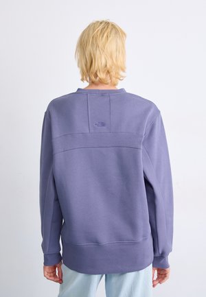 Paarse sweatshirt met een relaxed fit, ronde hals en geribbelde manchetten. Heeft een subtiele merkl logo op de bovenrug. Soepele textuur.