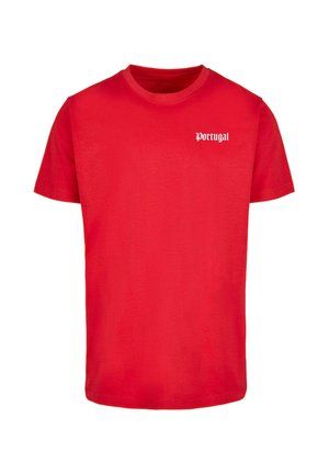 Piros pamut póló rövid ujjakkal, bal mellen fehér, stilizált betűkkel "Portugália" felirattal.