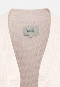 Cardigan en tricot beige avec bordure côtelée et étiquette de la marque Camel Active indiquant la taille petite.