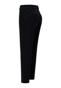 Pantalones negros entallados con presillas para cinturón, bolsillos laterales y un único bolsillo de doble ribete en la parte trasera, vistos desde un ángulo lateral.