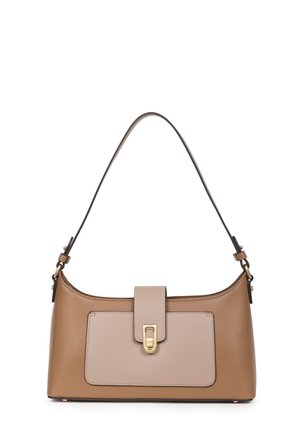 Borsa a tracolla beige con una superficie liscia, forma curva e tasca frontale piatta. Presenta una chiusura in oro e una tracolla regolabile.