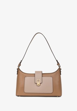 Borsa a tracolla beige con una superficie liscia, forma curva e tasca frontale piatta. Presenta una chiusura in oro e una tracolla regolabile.