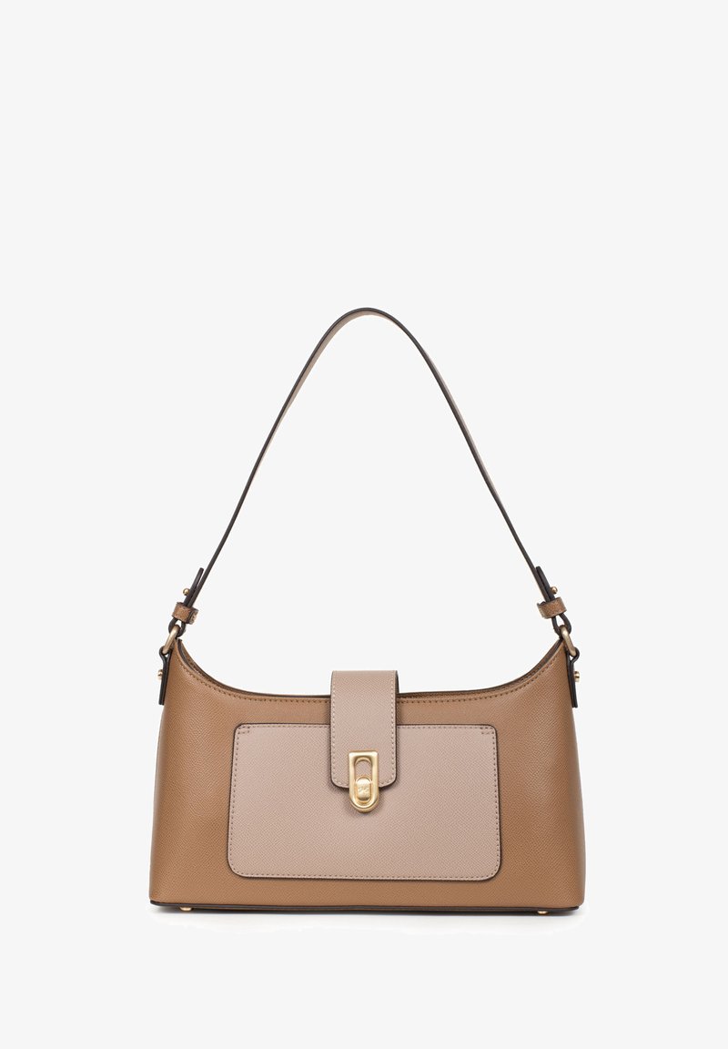 Beżowa torba na ramię o gładkiej fakturze, zaokrąglonym kształcie i płaskiej przedniej kieszeni. Wyposażona w złoty zamek i regulowany pasek na ramię.