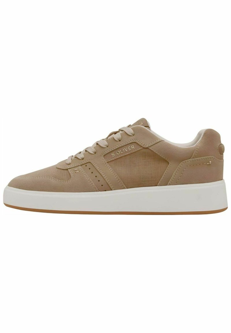 Sneakers beige con una superficie testurizzata, accenti lisci, una suola bianca e un branding sottile sul lato. Design con lacci e perforazioni.