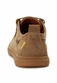 Brauner Wildlederschuh mit niedrigem Profil, runder Zehenform und robuster Gummisohle. Verfügt über gestickte Akzente und ein kleines gelbes Detail in der Nähe der Ferse.