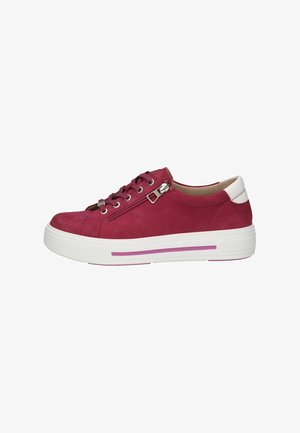 Zapatilla de ante carmesí con acentos blancos, que cuenta con un zipper lateral, puntera redonda y una suela de plataforma blanca texturizada con una franja morada.