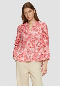 Lichtgewicht blouse met lange mouwen in roze met een gedetailleerd paisley patroon. Heeft een v-hals en een losse pasvorm voor comfort.