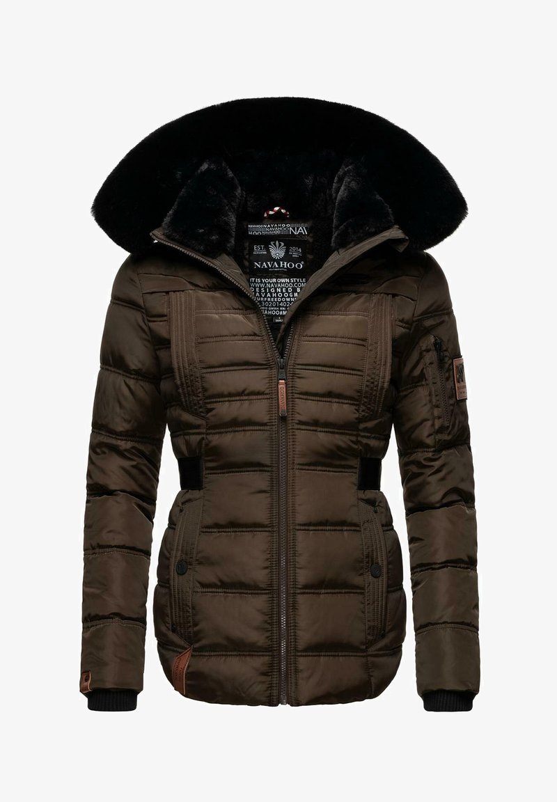 Brun polstret jakke med en sort faux fur hætte, vertikal quiltet design, lynlåslommer og brune læderdetaljer på ærmerne.