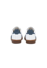 Λευκά δερμάτινα sneakers με σκουρό μπλε σουέτ λεπτομέρειες, λαστιχένια σόλα και στρογγυλεμένο πίσω σχέδιο. Υφή στη φτέρνα και αντιθετικά υλικά.