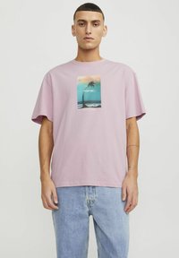 Jack & Jones JORVESTERBRO PICTURE CREW NECK - Marškinėliai su spaudiniu - pink nectar