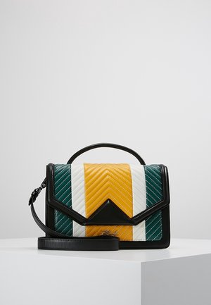 Kleine rechteckige Handtasche mit gestepptem Chevron-Muster in Grün, Weiß, Gelb und Schwarz, ausgestattet mit einem oberen Griff und abnehmbarem Schultergurt.