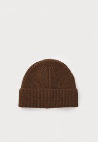 Căciulă tricotată maro cu textură ribbed, având o margine pliată și un model neted, ușor reliefat pe vârf.