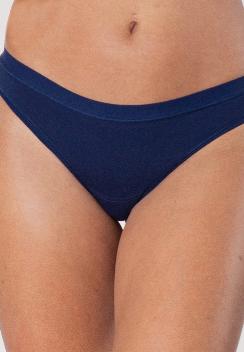 Marineblauwe katoenen bikini slipjes met een zachte, elastische tailleband en platte naden voor optimaal comfort. Minimalistisch ontwerp, gladde textuur en geen zichtbare patronen.